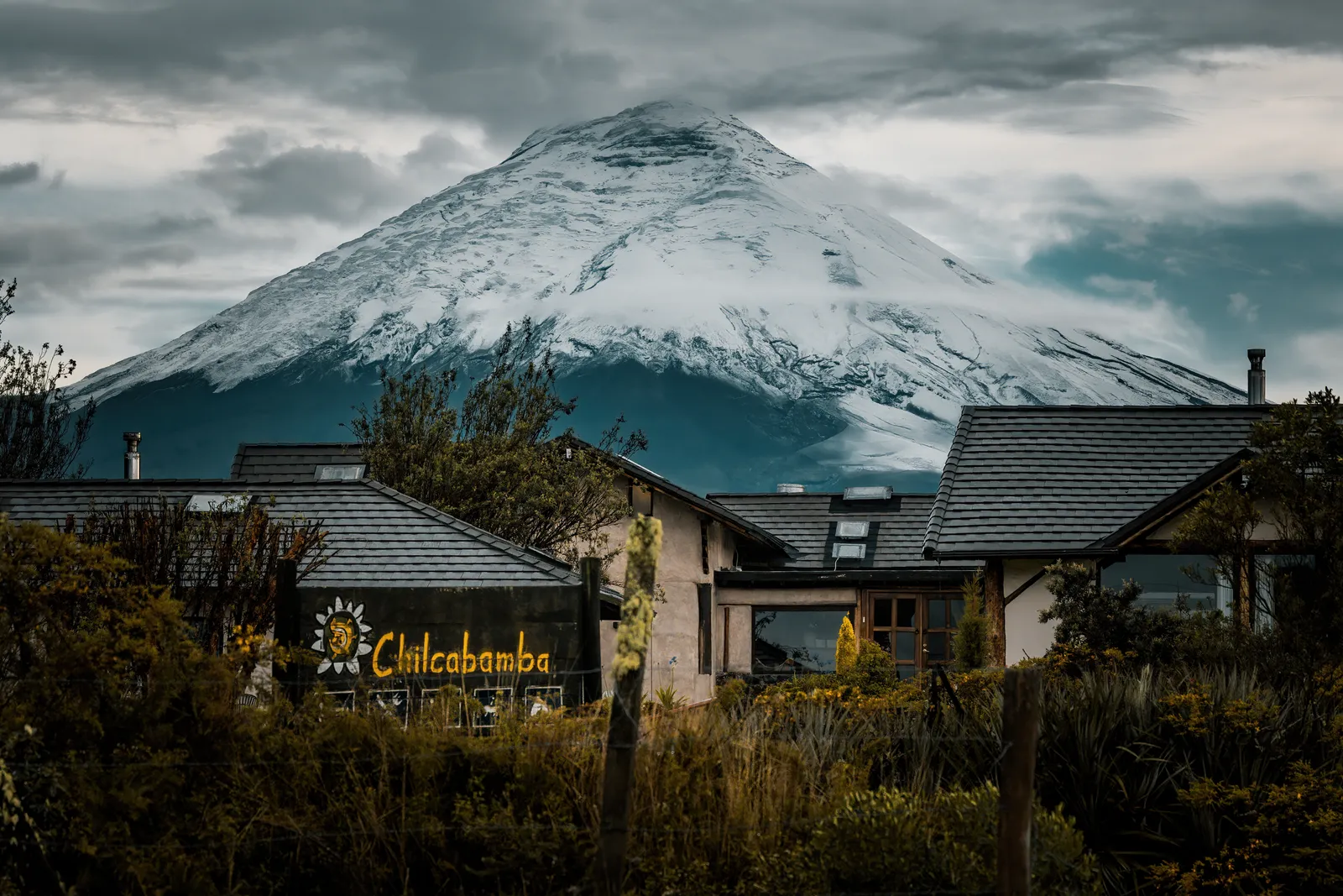 El Cotopaxi nevado sobre el lodge