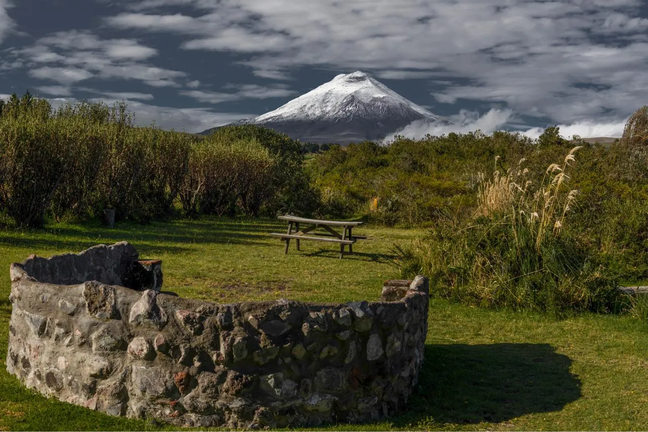Mirador de piedra en el páramo con el Cotopaxi al fondo