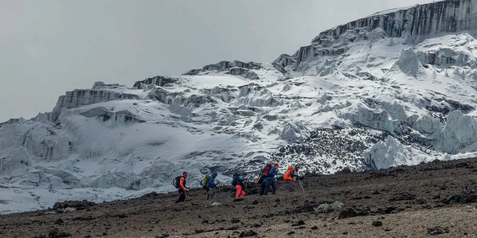Excursionistas abrigados en las laderas nevadas del Cotopaxi
