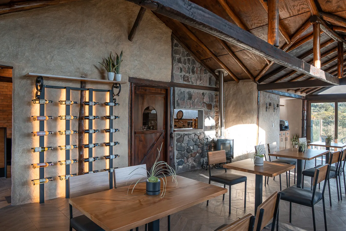 Cocina abierta y vinos en el restaurante del lodge