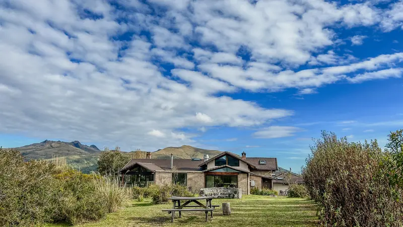 Jardín del lodge bajo un cielo andino
