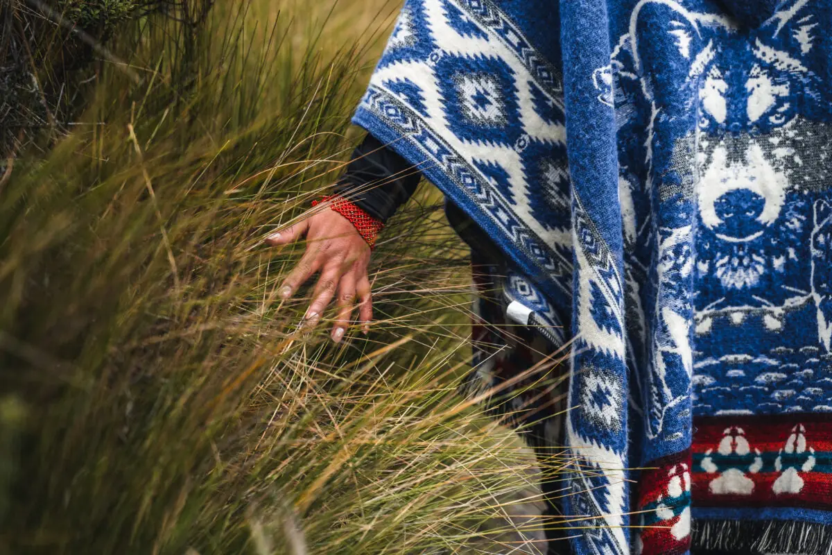 Poncho andino de lana: abrigo tradicional para el páramo